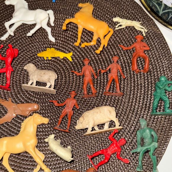 Vintage Plastic Toy Figures Lot – Cowboys, Indians, Horses, Soldiers & Animals - Picture 3 of 8